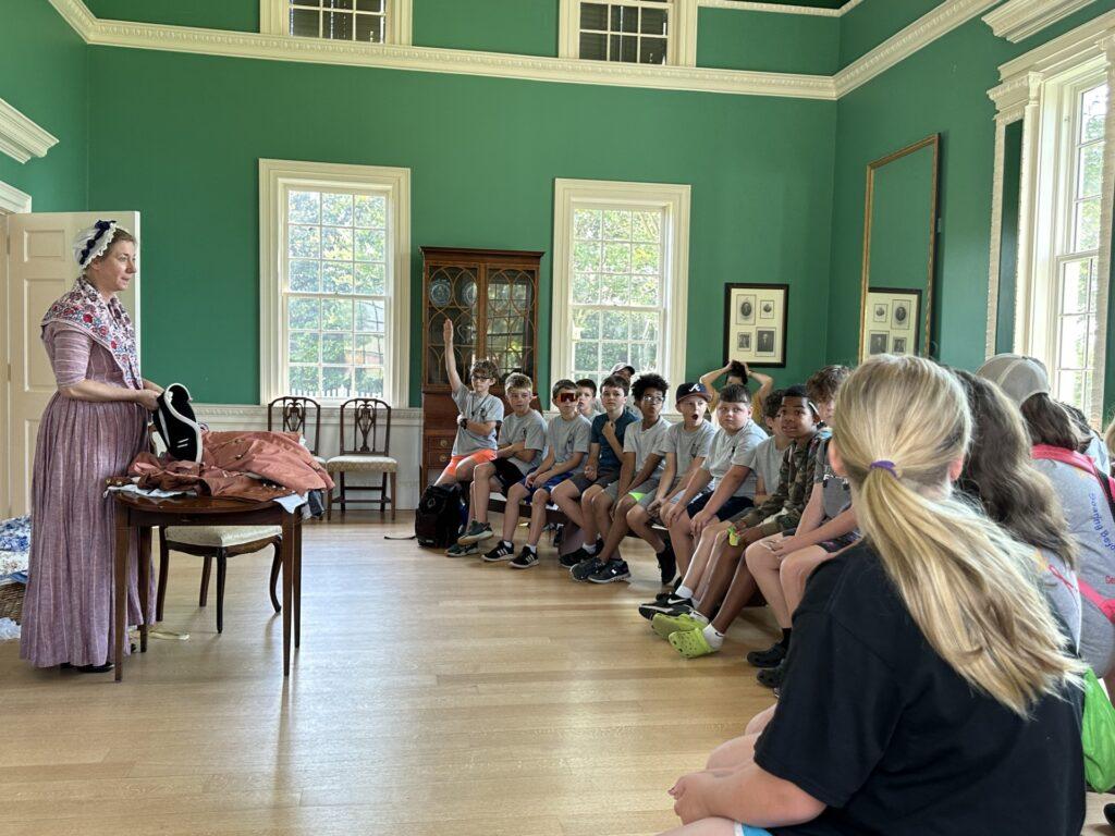 manners and dress at Mount Vernon, American Village